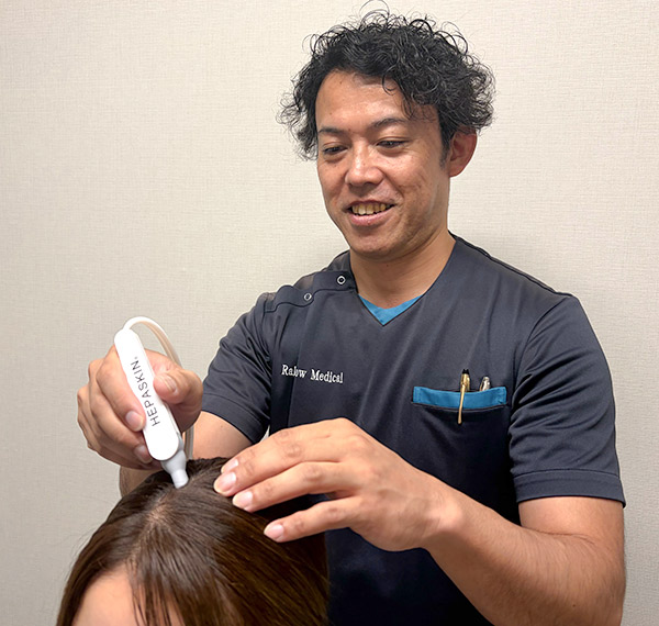 汚れた頭皮、毛根を水圧の力で洗浄