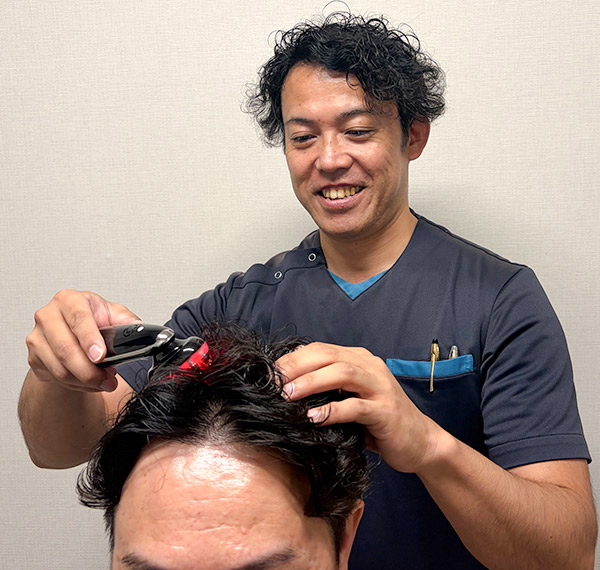 毛根の奥にヒト幹細胞を注入